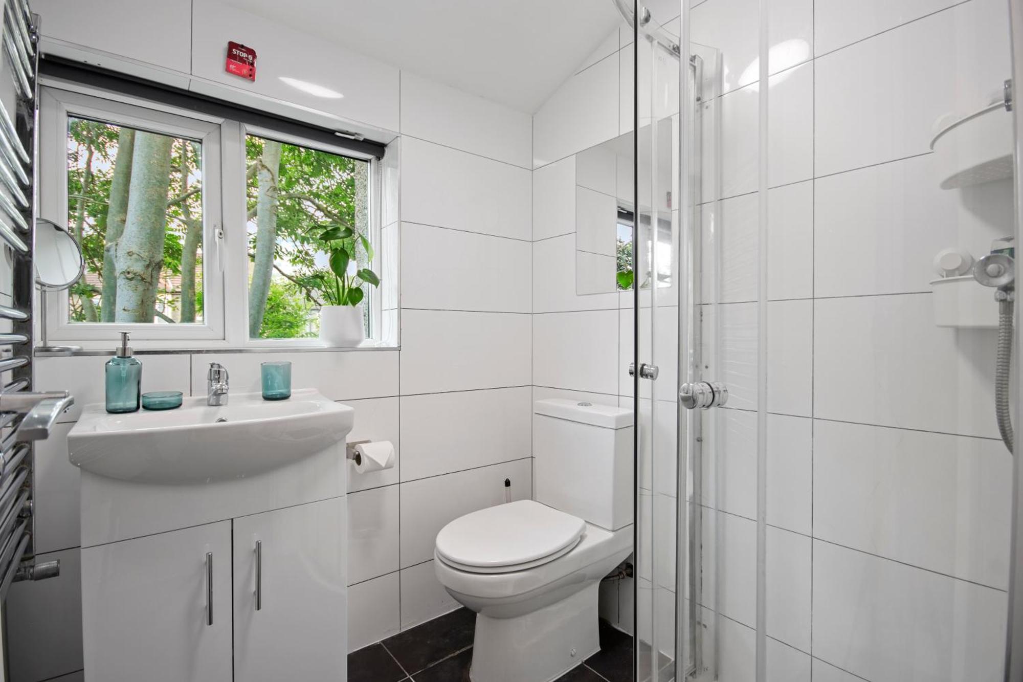 Modern 2 Bed East London Home By Rebby Properties Sleeps 5 Near Canning Town Station ภายนอก รูปภาพ